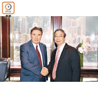 西倫敦大學校長兼行政總裁Peter John教授（左）及香港能仁專上學院校長黃景波教授（右）希望是次合作可把傅統英式教育帶到香港。