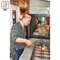 日籍大廚Sato Masahide入行逾30年，擅長烹調爐端燒，亦講究不時不吃，對處理各式海產甚有心得。