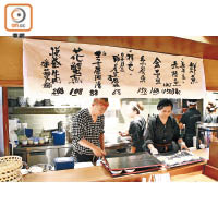 Chef Sato Masahide每日都會將即日來貨的海產以人手寫在店內當眼處，讓大家可以第一手知道有甚麼時令揀手靚貨。
