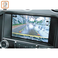 中控台上的8吋輕觸式屏幕連接後泊鏡頭，方便掌握車後情況。