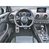 車廂多處加入碳纖及麖皮面，平底跑車軚環加12.3吋Audi Virtual Cockpit是標準設備。