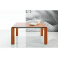 Dolmen系列的木餐桌，以樸實的設計帶出閒適，值得留意桌面的特薄設計，使餐桌充滿時尚感。