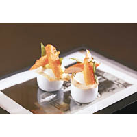 阿拉斯加蟹腳及雞蛋沙律 以鮮甜蟹腳配以清新的雞蛋沙律，底層是薯仔脆片，口感豐富。