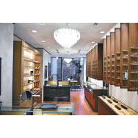 位於東京都南青山的金子眼鏡店以木材帶出店內的柔和舒適氣氛。