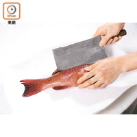 2斤以上重的大魚，可以在魚鰭兩邊位切一刀，更易蒸熟。