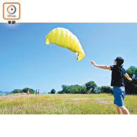 玩軟體風箏最好有同伴幫忙拋起風箏，讓風更易扯入風袋，更易起箏。