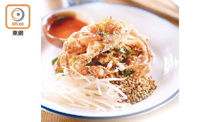 Pad Thai Soft-shell $148<br>炒金邊粉是曼谷常見美食之一，炒得乾身並以羅望子調成的醬汁平衡了膩口感，而炸至脆卜卜的原隻軟殼蟹為本來平凡的菜式添加驚喜與食味。