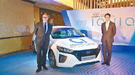 Hyundai IONIQ發布會上，由仁孚行有限公司行政總裁Ben Birls（左）及現代汽車香港有限公司總經理Derek Lee主持揭幕。