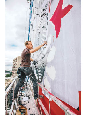 生於美國南卡羅萊納州的Shepard Fairey，多年來創作超過50件大型公眾壁畫，試圖改變人們觀看藝術和城市景觀的方式。