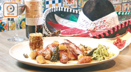 Cochito Horneado $388<br>BB豬仔醃至入味後以75℃慢煮5小時，配以大蒜、菠蘿醬和蘋果沙律，清新不膩，也是墨西哥西部時下流行的菜式。