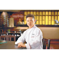 新任中餐行政總廚梁燊龍師傅，曾為不少城中名人掌廚，烹調粵菜經驗豐富。