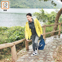 Patagonia黃色Rainshadow Jacket $1,990（a）<br>man of moods灰色絨毛Shirt Jacket $2,280、Phenix灰色Pants $890、SUICOKE灰色涼鞋 $1,580、Ficouture藍色Denim Tote Bag $1,580 All from（c）