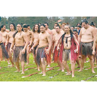 相比起澳洲，新西蘭更懂得尊重土著文化，由毛利語是新西蘭官方語言已可見其對原住民文化的尊重。