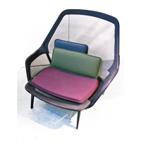 Slow Chair<br>有說未來的人愛窩在椅子內打機、聽歌，於是兩人花了4年度身訂造這款椅子，其網料椅身的承壓力量適中，坐上去如被人抱住一樣舒適。