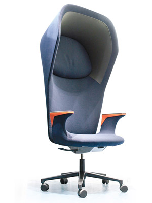 Workbay Chair<br>這張椅子的頂部設計如帳篷，安坐其中，如擁有一個獨處的空間，無懼四周傳來的噪音滋擾。