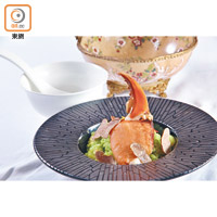 白松露鮮蟹鉗葱油飯 $368（會員價）、$428（非會員價）<br>將葱、薑炒香，加入日本珍珠米、元貝粒及蝦粒燜煮後加入海鮮湯煮熟，配以加入松露油略煎的蟹鉗，以及白松露片，鮮甜富油香。<br>（All from a）