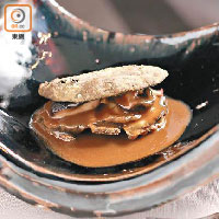 ”Civet” Braised Abalone with Shell<br>鮑魚用法國人煮野味的「Civet」醬汁燴煮過，配以冬菇添加菌香。至於造型逼真的鮑魚殼，其實是香口的脆酥皮，從賣相到味道均帶來驚喜。