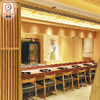 香港柏屋內裝由著名歷史學家吉岡幸雄教授設計，以和紙、畫作、陶藝花瓶等裝飾及點綴，呈現出傳統的日本藝術文化。