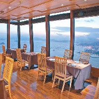 餐廳位處101層高空，除可以欣賞無敵靚景外，環境氣氛也相當講究，用餐感覺舒泰自在。