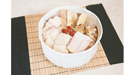 天麻燉魚皇 $128/份<br>以清燉方法將天麻、魚頭等食材燉至出味，湯底又清又甜。