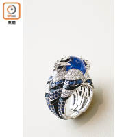 Chinha神鷹白金戒指，鑲有1枚10卡蛋面切割丹泉石、134枚圓鑽（共2 卡）、144枚藍寶石（共4卡）及瓷漆。HK$49.1萬