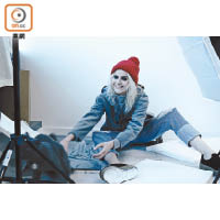 Dorothy Perkins 紅色Beanie $109、ZALORA Collection 灰色Duffle Coat $399、ZALORA Collection 灰色上衣 $229、Mango Fringes Relaxed Jeans $499