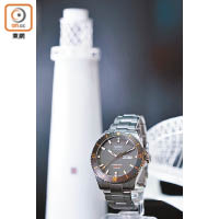以直布羅陀歐洲角塔為靈感的Ocean Star 鈦金屬潛水腕錶。$8,400