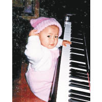 Hami 3歲開始學琴，十多歲考獲8級，相當有音樂天分。