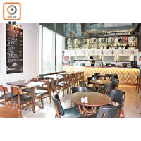 有別一般小酒館模式的居酒屋，餐廳環境開揚寬敞，帶悠閒Café的格局。
