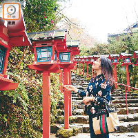 日本不少女生相信貴船神社的水占卜很靈驗，所以信眾絡繹不絕。