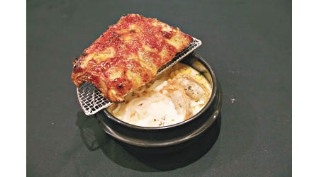 偽•韓式濃湯芝士石鍋 $88<br>屬「邪惡首選」系列，以豬肋骨配上白汁芝士撈麵，韓風味濃。