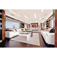 艙室以深色木製品和白色家具打造，客廳足夠容納十多人歡聚。