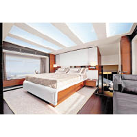 主人套房備有雙人大床，頂部的半透明玻璃將光線帶到室內。