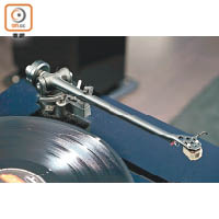 唱臂S-303 Tonearm採用一體式錐形臂管設計，能吸收不必要的震動。