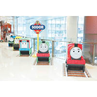 夢想螢光站齊集繽紛的火車頭，螢光系列的Thomas & Friends火車頭將駛入一樓， 以繽紛霓虹色彩點綴聖誕。