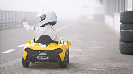 P1 Ride-on Edition以電力驅動，並在英國著名賽道Goodwood Motor Circuit落場測試，十分認真。