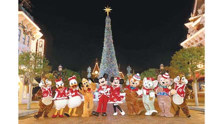 每當飄雪時刻，一眾迪士尼老友記都會齊集聖誕樹前陪大家睇雪花。