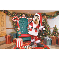 趣怪的高飛化身聖誕老人，坐鎮美國小鎮大街的聖誕郵政局。