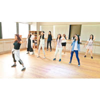 在K-pop教室學習流行舞蹈，認識到韓星刻苦的一面。