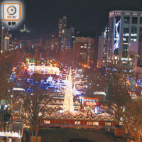 在札幌電視塔可俯望到整個大通公園燈飾及聖誕市集。