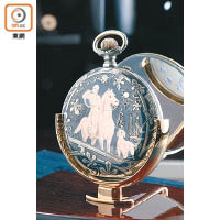 1904年推出之純銀揭蓋式懷錶，錶面以黑金鑲嵌工藝描繪狩獵者的風姿。