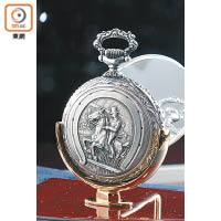 1910年推出之純銀揭蓋式懷錶，刻有紳士騎馬的圖案。