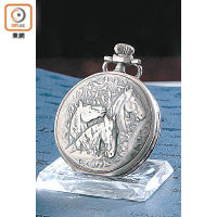 圖為1911年推出之純銀揭蓋式懷錶。今年，這款懷錶以18K玫瑰金款式再度推出，被命名為Horses Trio，並歸屬於Longines馬術懷錶系列。