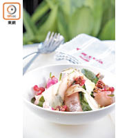 Spinach and Pear Salad $88<br>雖然是酒吧餐廳，但沙律也是這兒的賣點之一。大廚推介的梨子沙律用新西蘭梨子、石榴、核桃、芝士、菠菜製作而成，以15年陳醋點綴，清新又醒胃。