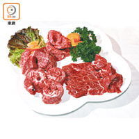 韓牛稀有部分如霜降肉（左上）、肉里脊（左下）及頸脊柳（右）也可以在香港吃到，上網柯打就買到。（d）