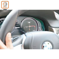 導航資訊可在錶板顯示，駕駛者易於閱讀。