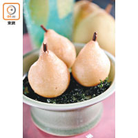 王家沙貢梨 $38<br>外形做成梨子狀的鹹水角，配以筍、碎肉和雜菌等餡料，驟眼看猶如真梨子呢！