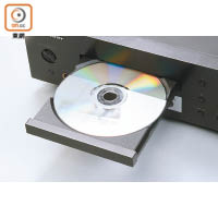 內置彈出式CD碟盤，用家還可選擇以光纖或同軸來外駁CD轉盤。