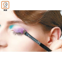 Step 2：以大號眼影掃於整個眼蓋位置印上淺紫色眼影。
