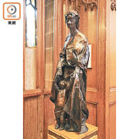 舊有的雕像外，出自現代英國名雕刻家Tony Evans的聖經人物銅像，一樣栩栩如生。
